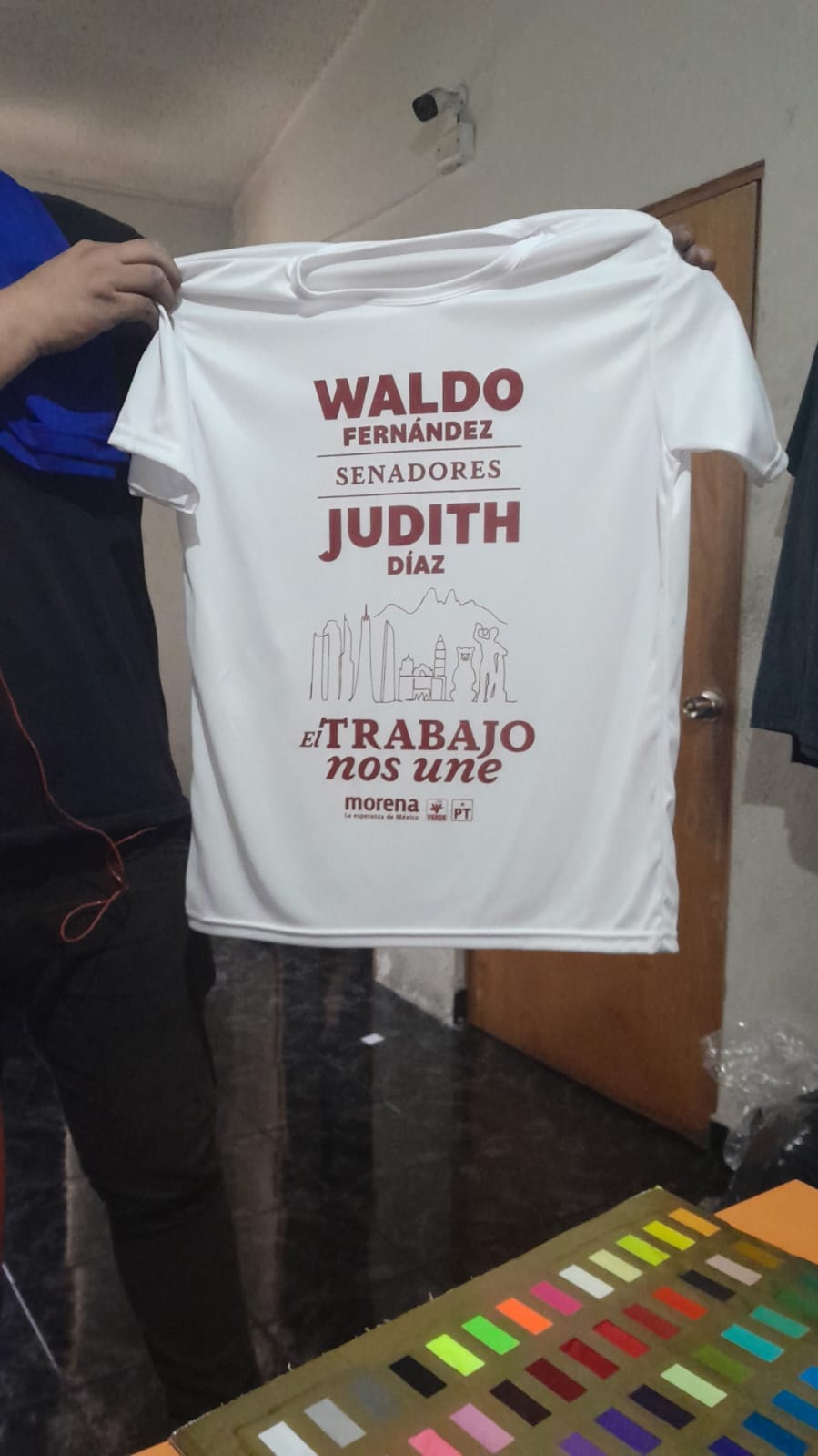 Camiseta con diseño Waldo Fernández y Judith Díaz